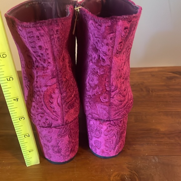 Zigs soho (7.5) Beautiful fabric color wraps around the heel. Zip entry 2” heel. - Picture 4 of 9